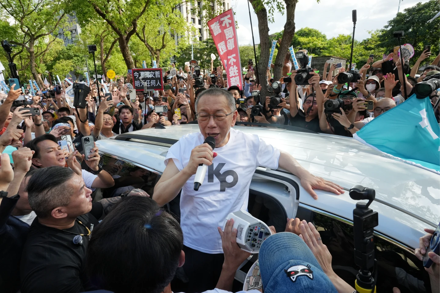 柯文哲謝謝小草支持,高喊「絕不屈服」。葉志明攝