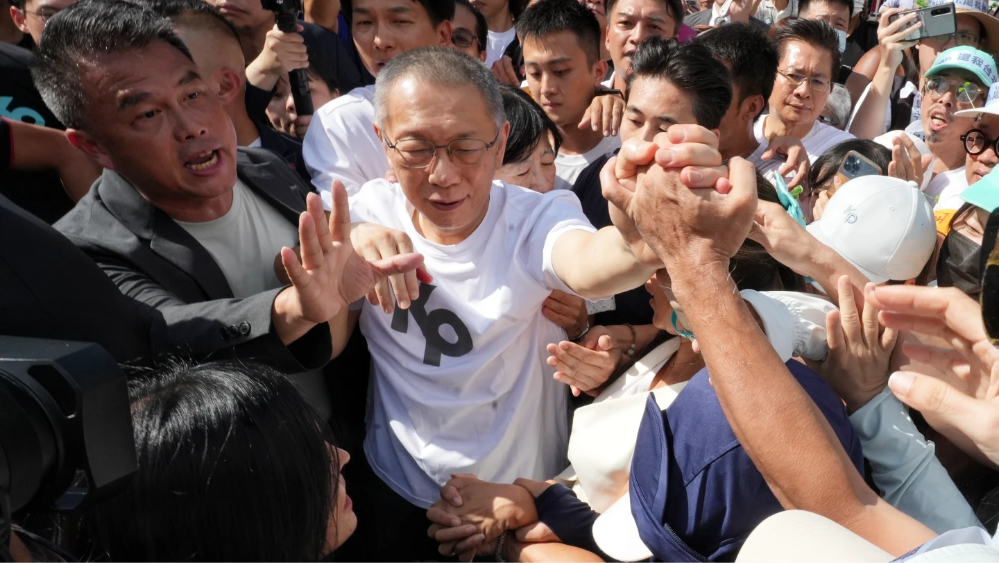 支持者熱情高喊,和柯文哲握手。葉志明攝