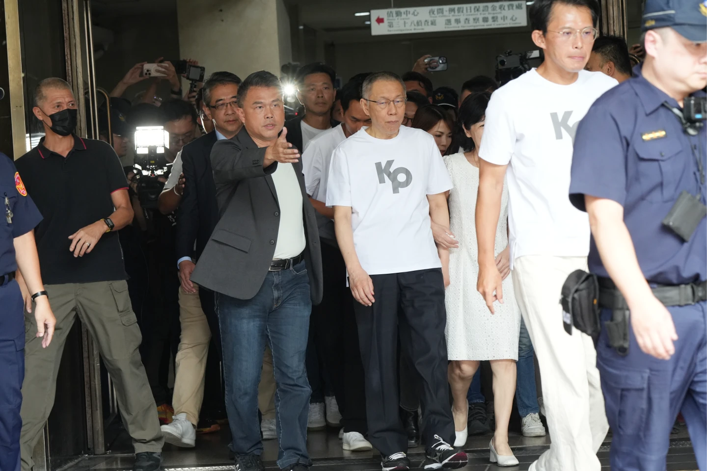 柯文哲左腳配戴電子腳鐶,被褲管遮住。葉志明攝