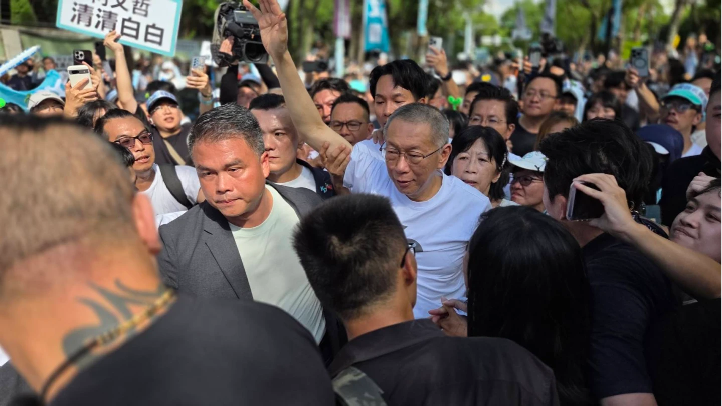 小草集結迎接柯文哲,他走出北院後揮手向支持者感謝致意。曾伯愷攝