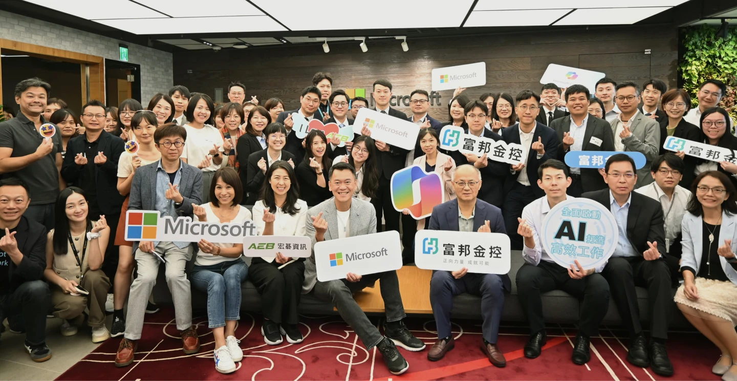 前排左四起為台灣微軟大型企業商務事業群總經理李倩、宏碁資訊總經理周幸蓉、台灣微軟總經理卞志祥、富邦金控總經理韓蔚廷、富邦金控創新科技處處長蔡承道、富邦金控資訊長王靖欽。業者提供