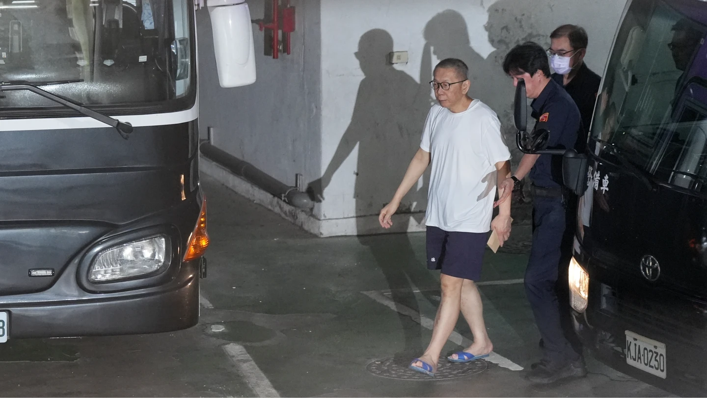 柯文哲中午抵達北院,完成交保程序即可重獲自由。葉志明攝