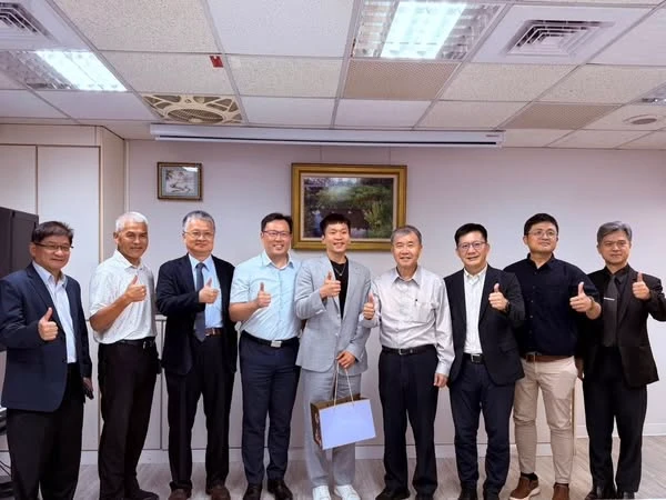 李洋到教育部拜會熱身。翻攝李洋臉書