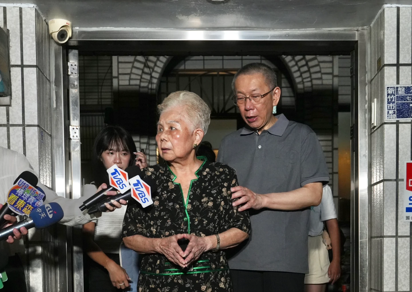 柯媽陪同柯文哲走出家門。林林攝