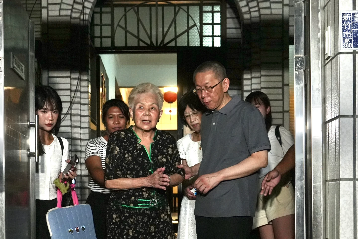 柯媽親自陪同,送柯文哲走出家門。林林攝