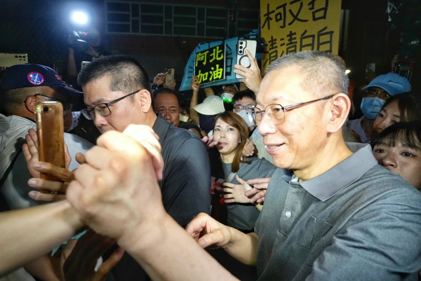 柯文哲和在場小草握手。林林攝
