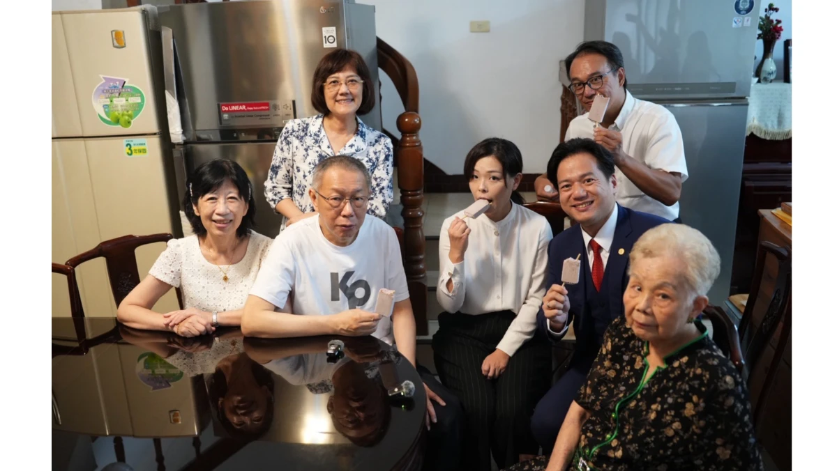 柯文哲返回新竹老家探望柯媽。民眾黨提供
