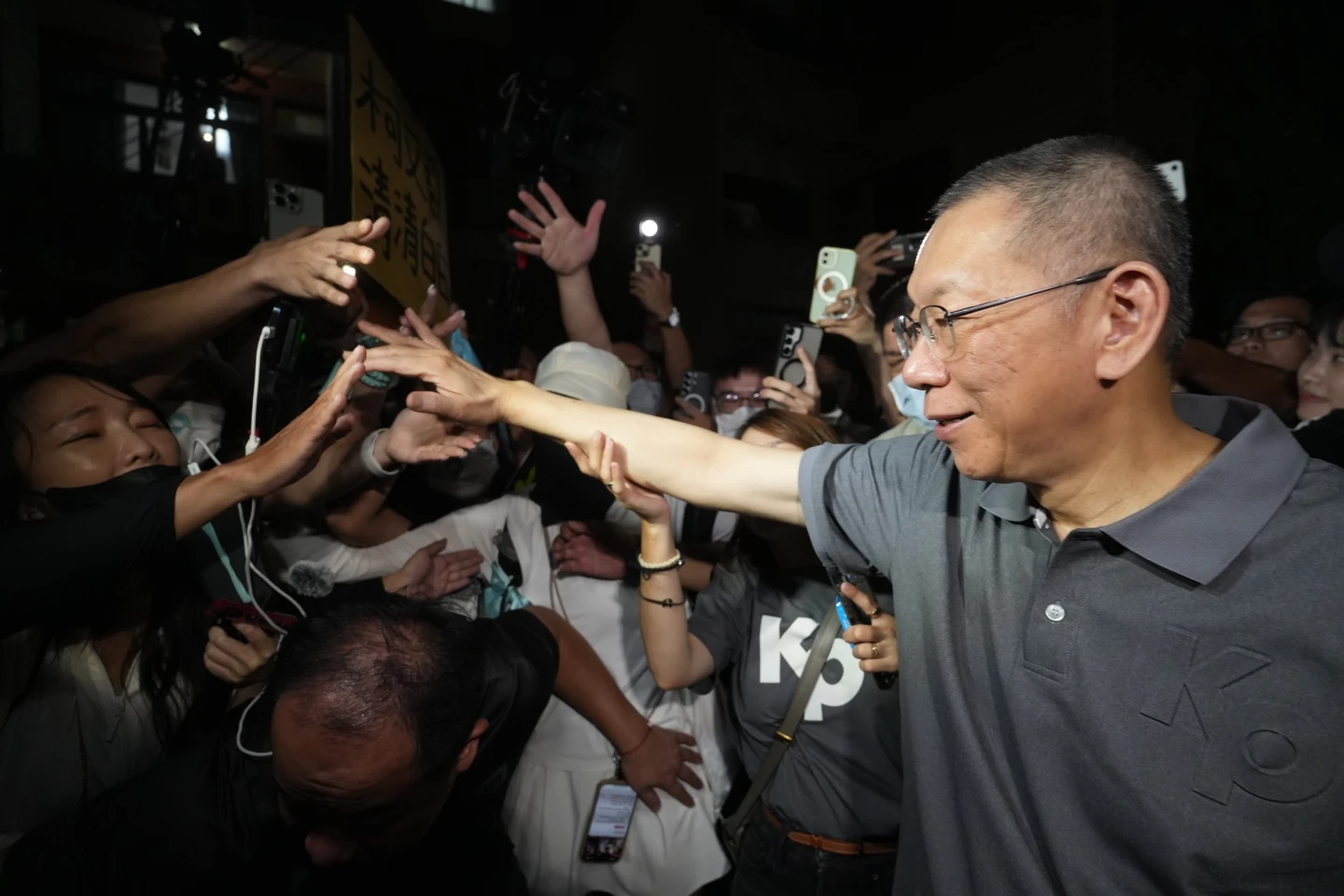 柯文哲晚間7時步出新竹老家。林林攝