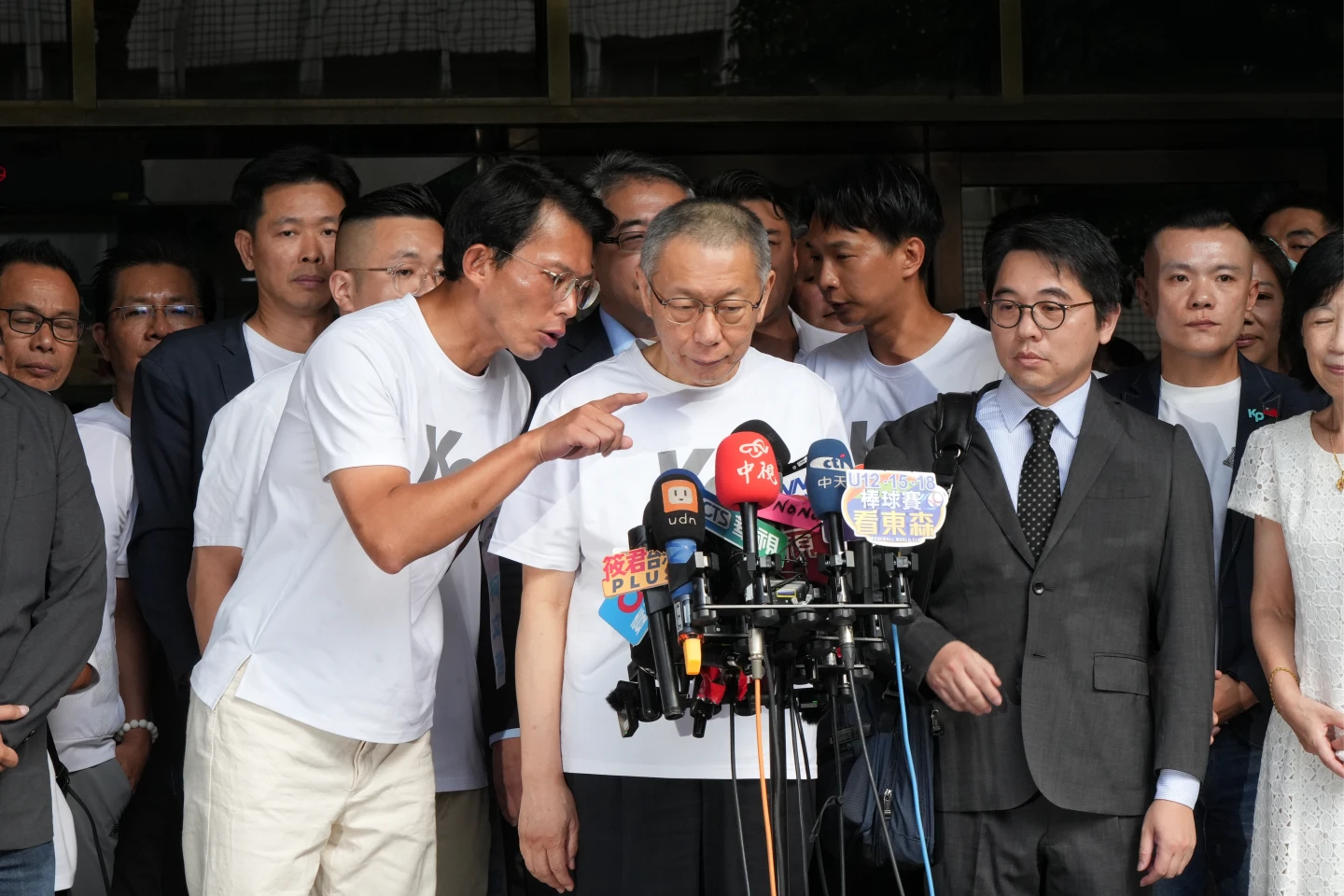 柯文哲發表講話前,黃國昌先跟他說明現場狀況。葉志明攝