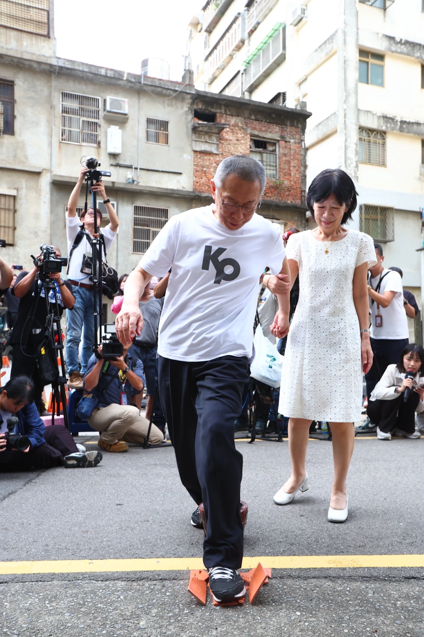 柯文哲用力踩破瓦片。台北市攝影記者聯誼會提供