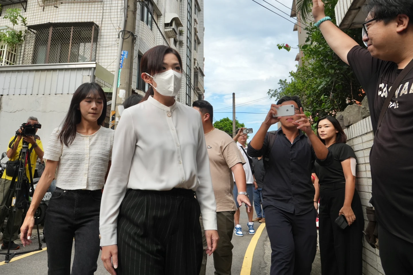 高虹安等人都進入柯家迎接柯文哲。林林攝