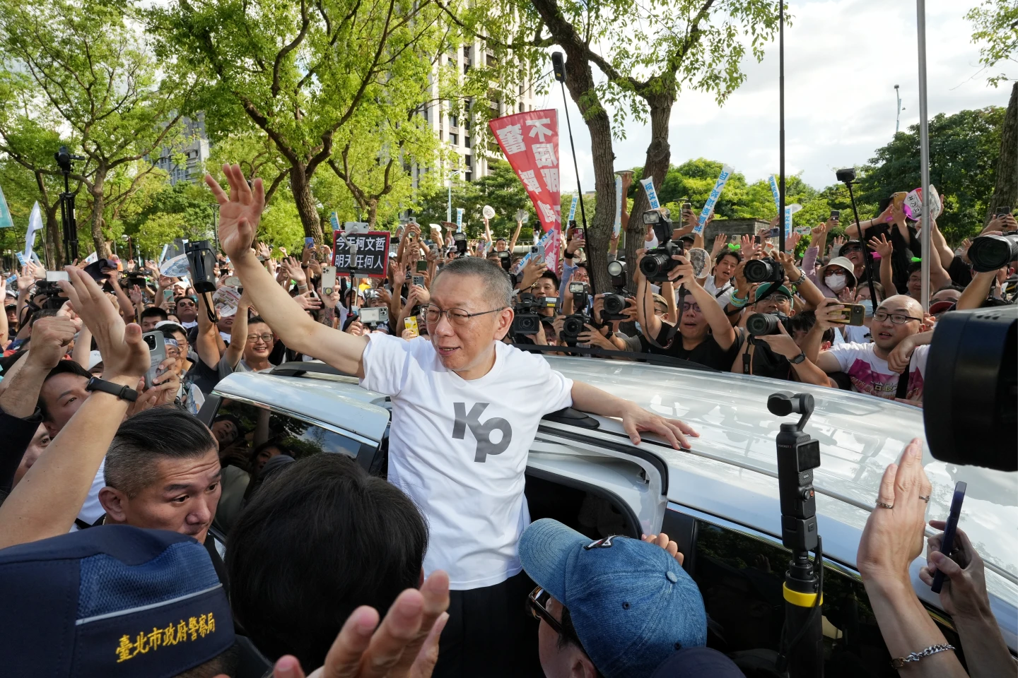 柯文哲發表完談話,與支持群眾一一握手後搭車離去,離去前跟小草揮手致謝。葉志明攝