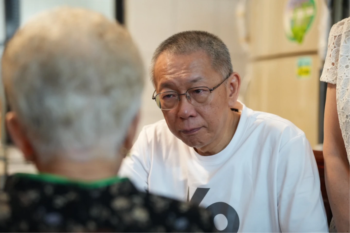 柯文哲表情凝重,聽母親何瑞英說話。民眾黨提供