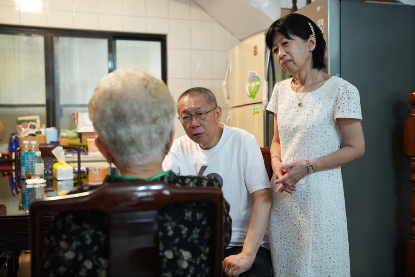 返回新竹老家團聚,柯文哲與陳佩琪一起聆聽母親何瑞英說話。民眾黨提供