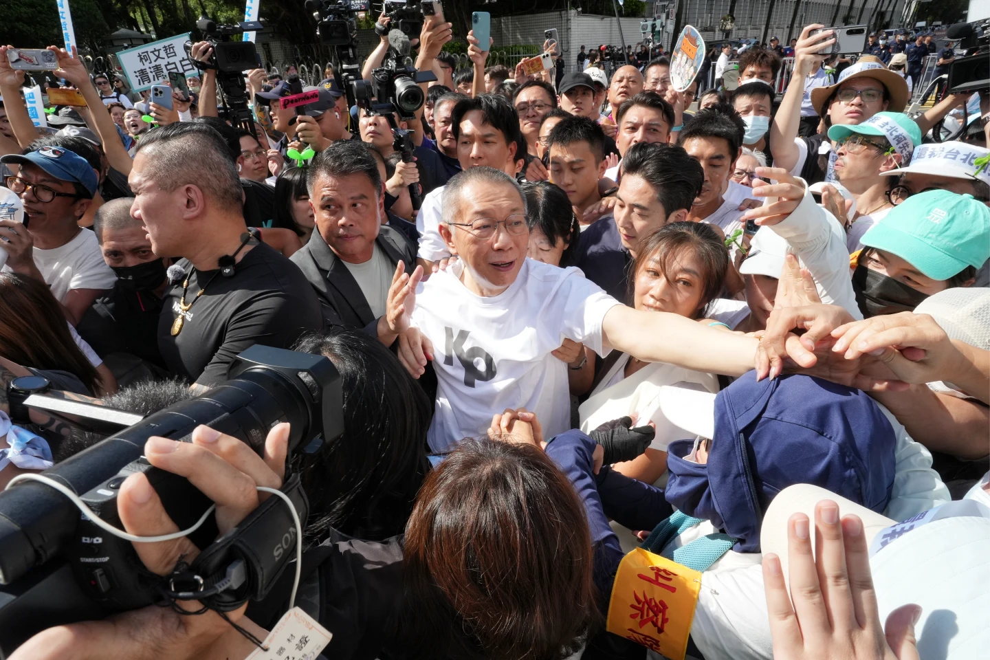 柯文哲跟支持群眾一一握手,小草湧向前去,讓他寸步難移。葉志明攝