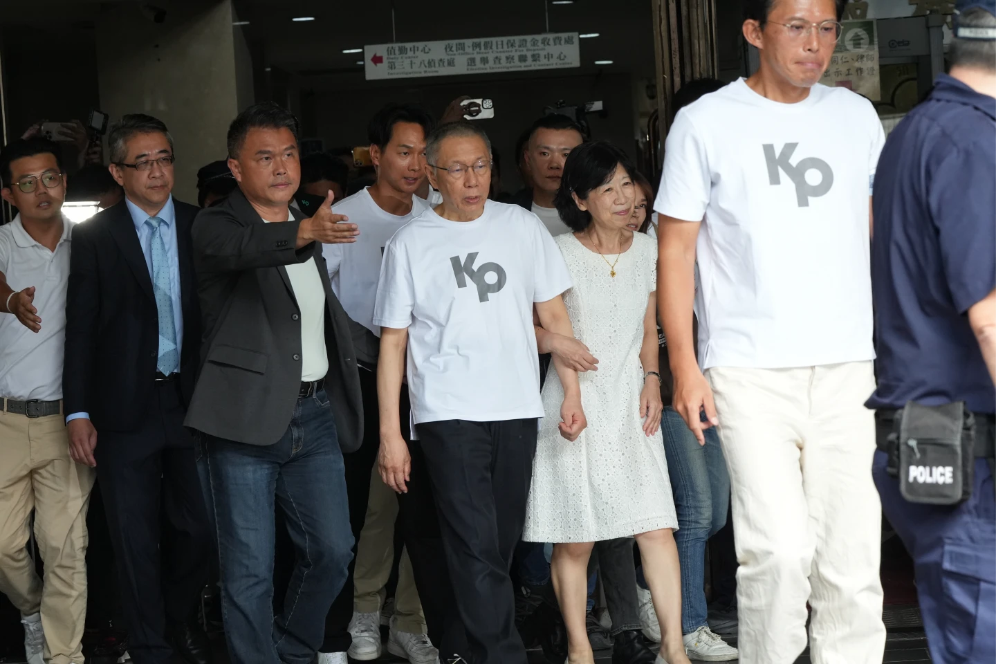 柯文哲交保步出法院,已換上kp白T,身旁的陳佩琪緊勾著老公的手,笑容藏不住。葉志明攝
