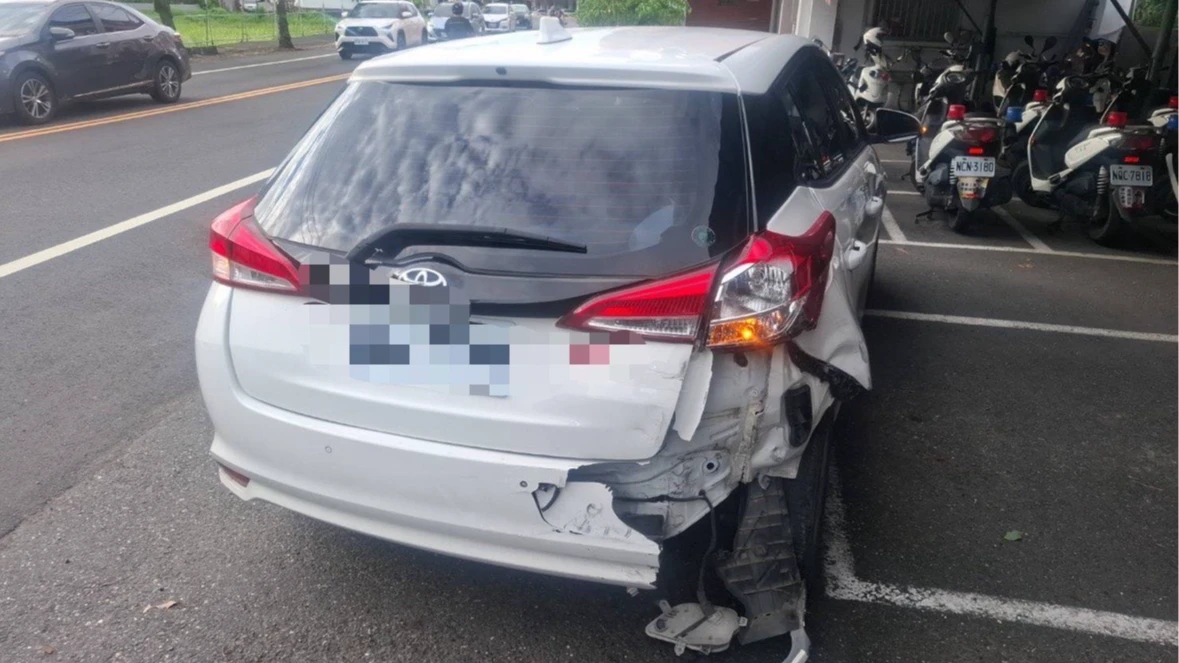 被害人顏姓男子駕車外出遭白車尾隨,情急駛往岡山分局甲圍派出所求助,卻在派出所旁被攔截,倒車時撞上一輛停放車輛,顏男的車尾因此受損。民眾提供