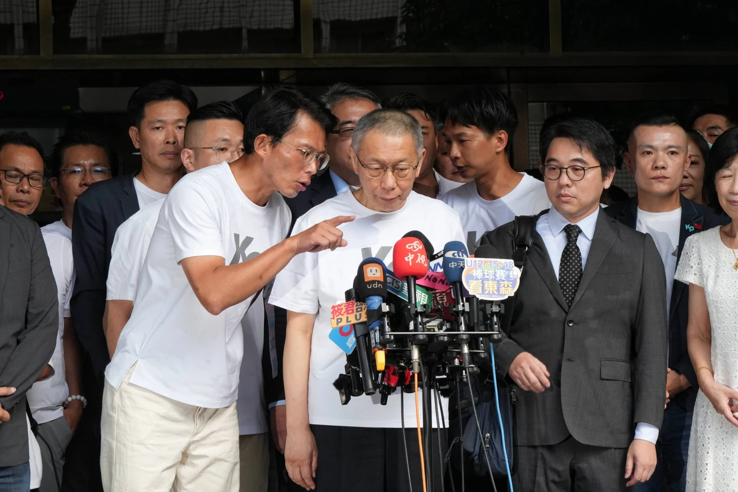 柯文哲(前排中)偕民眾黨現任主席黃國昌(前排左一)在北院外準備發表談話。葉志明攝