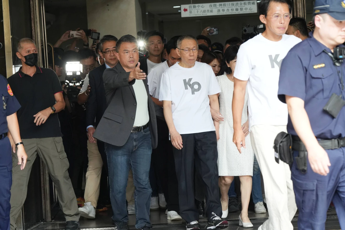 柯文哲下午2時30分重獲自由離開法院。葉志明攝