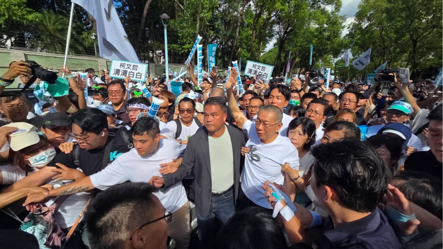 柯文哲今交保,支持者集結法院外迎接阿北回家。曾伯愷攝