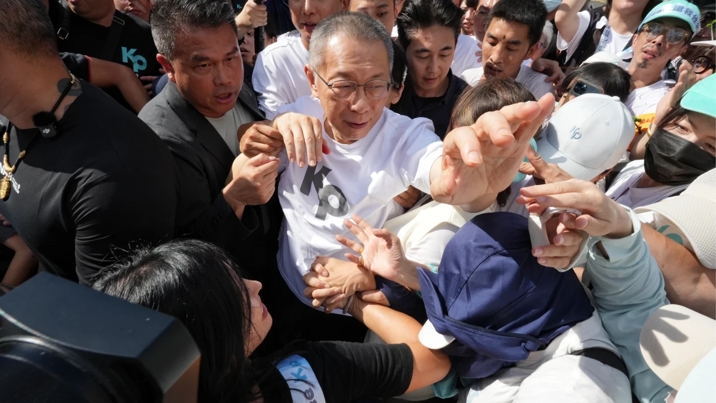 柯文哲交保,法院外小草全歡呼高喊「柯文哲清清白白」。葉志明攝