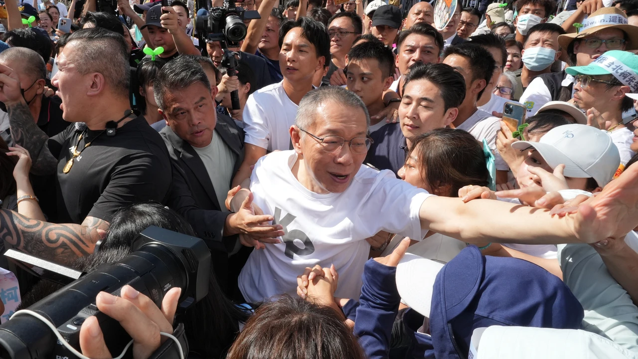 柯文哲9月8日交保後與支持者擊掌。資料照。葉志明攝