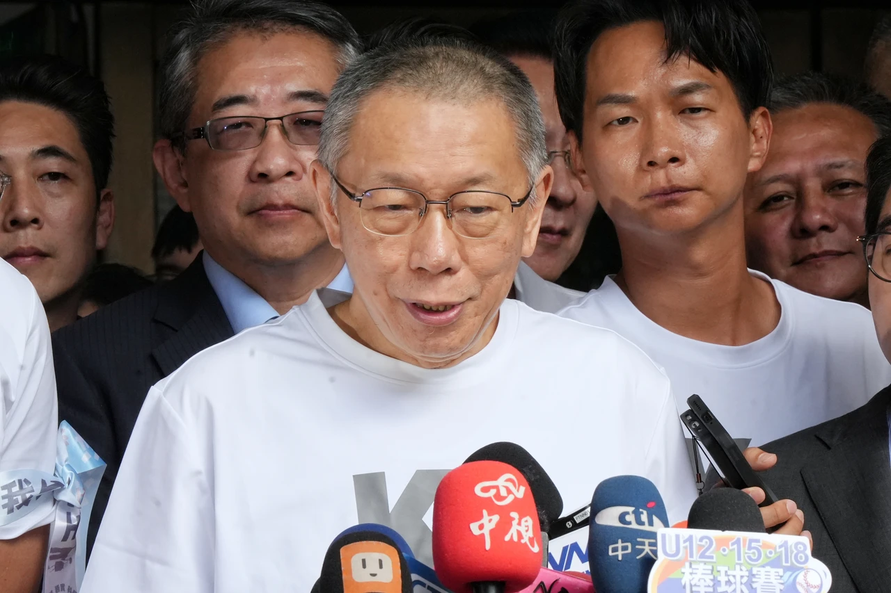 民眾黨前主席柯文哲交保後,在北檢外發表談話,兩度提到總統賴清德。葉志明攝