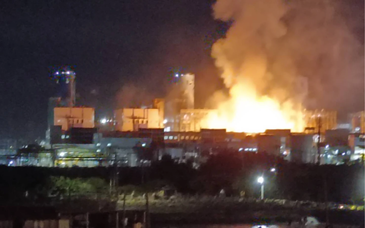 高雄興達電廠晚間發生爆炸火警,火光照亮夜空。民眾提供