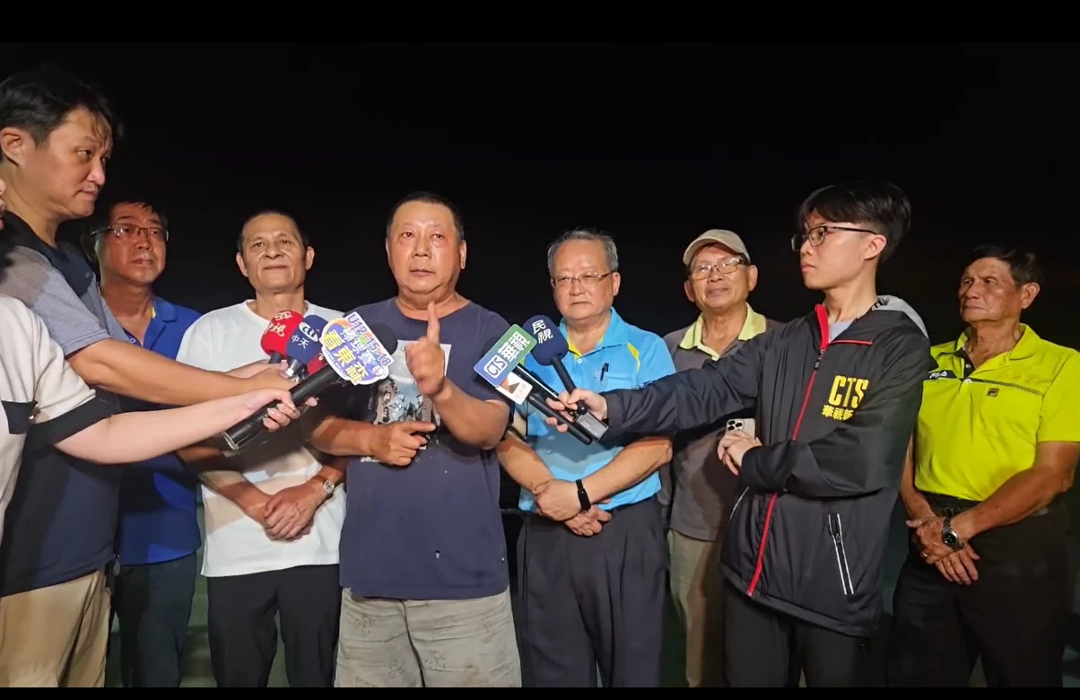 里長何應成受訪不滿等不到台電說法。王勇超攝