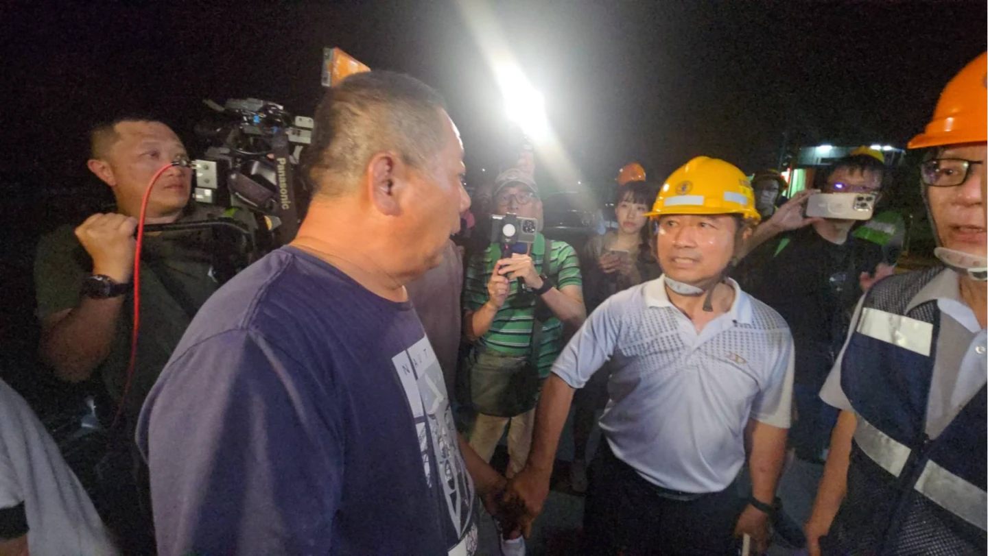 新港里長何應民要求台電人員給說法。王勇超攝