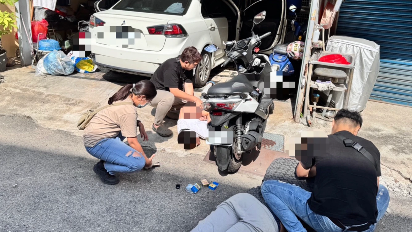 警方逮捕嫌犯柯姓男子(右下角穿灰衣者)、開車接應的陳姓女子(穿白上衣者)。民眾提供