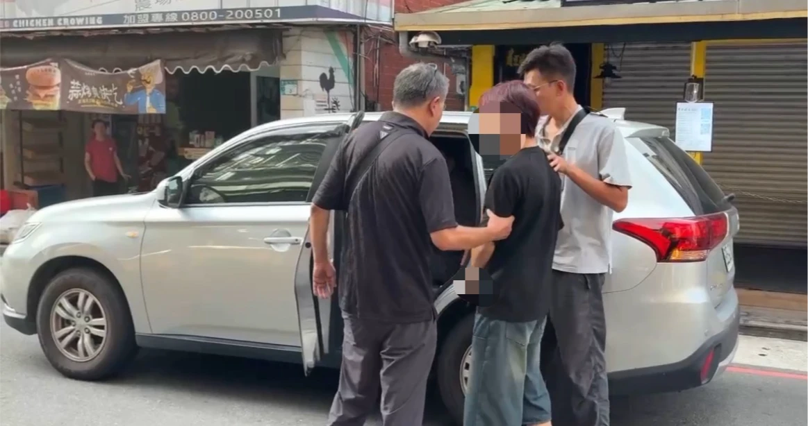 警方今天下午3時許,在台北市查獲噴辣椒水行搶被害人的應姓嫌犯(右二,穿黑衣者)。民眾提供