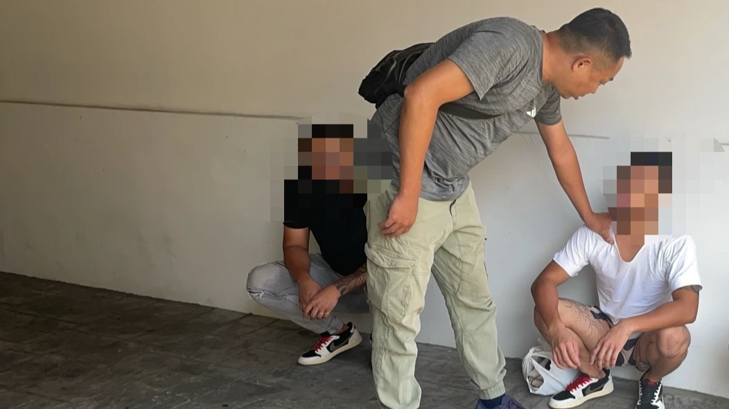 警方今天下午在台中市汽車旅館內查獲共犯杜男及葉男,2人身上起獲贓款約20萬元。民眾提供