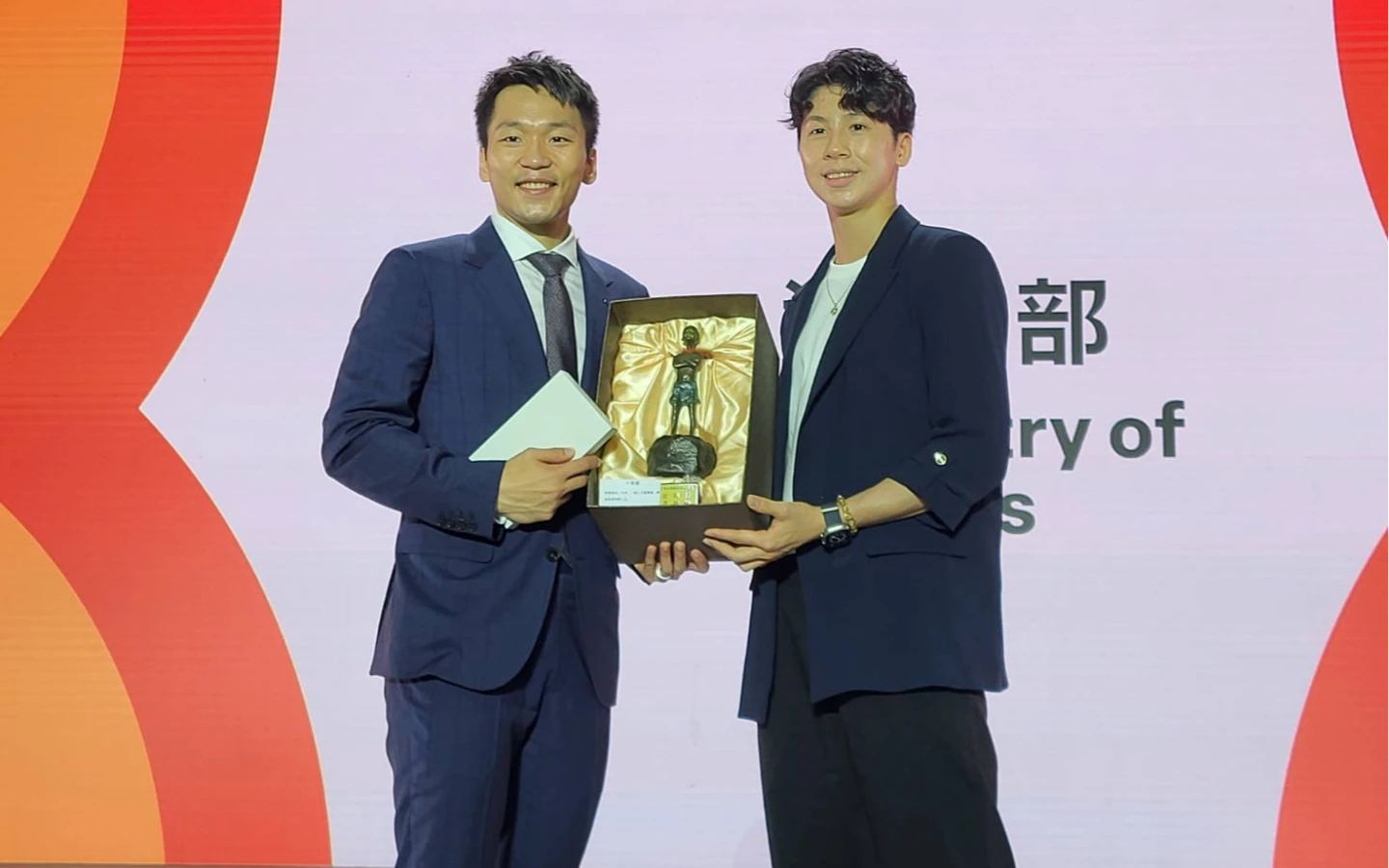 林郁婷到場力挺好友李洋,還親自送上「小英雄」銅像。陳雍仁攝