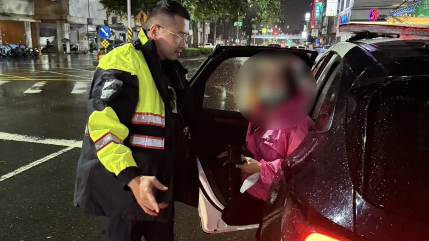 台中市巫姓婦人在大雨中找不到機車返家,幸經警員暖心協助,順利找到愛車。警方提供