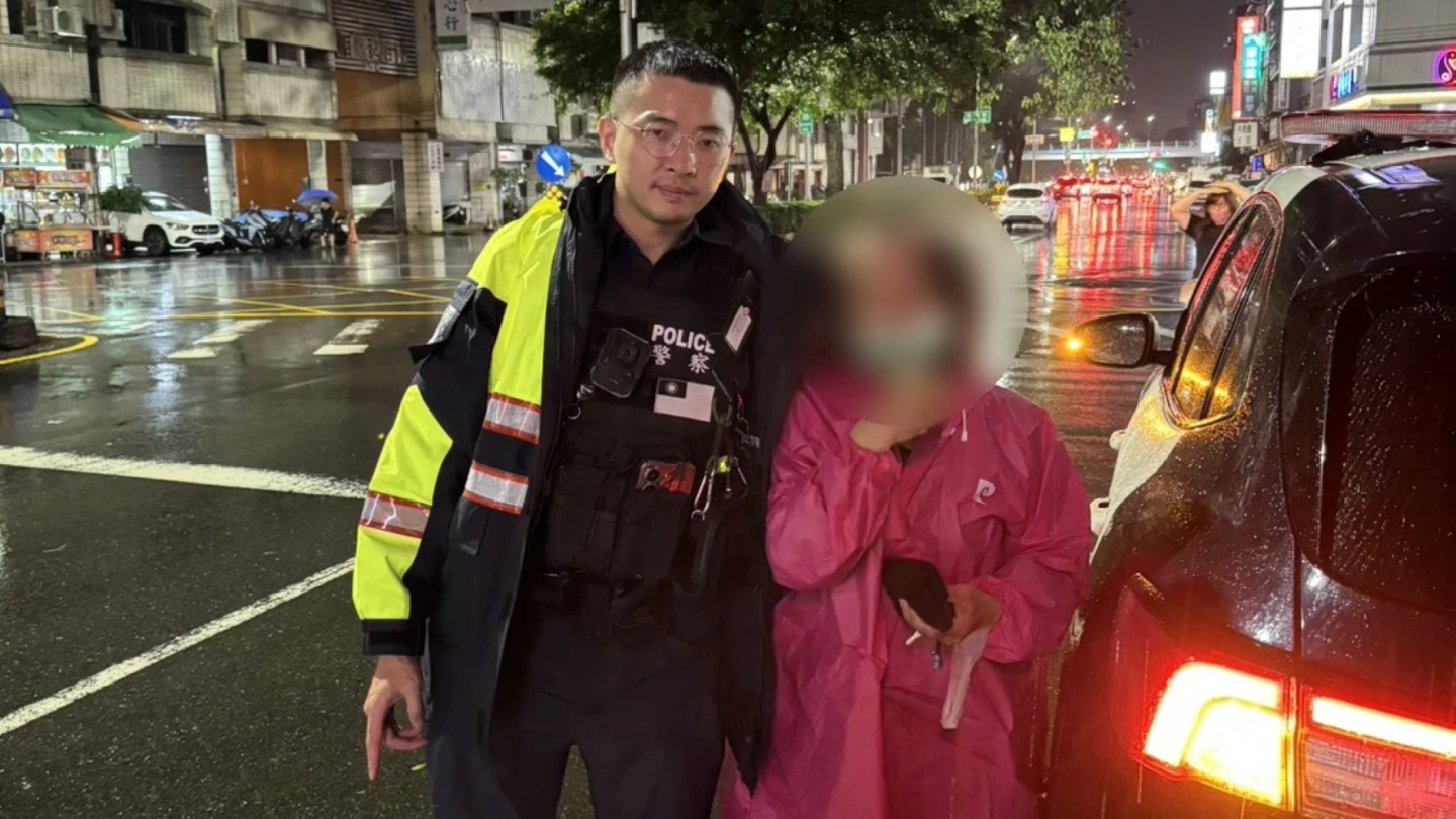 巫姓婦人在警方協助下尋回愛車,開心與警員合影。警方提供