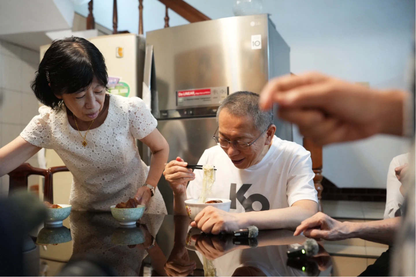 柯文哲吃完「冰棒」才吃豬腳麵線。民眾黨提供