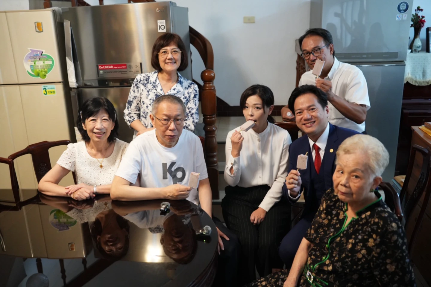 柯文哲和眾人一起吃冰棒。民眾黨提供