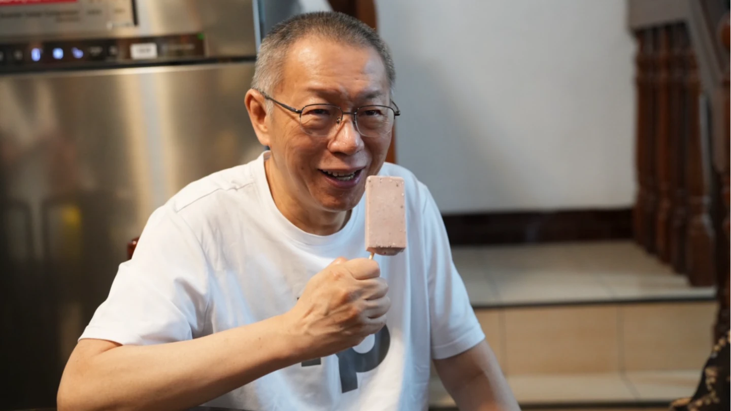 柯文哲返回新竹老家,先吃「冰棒」才吃豬腳麵線。民眾黨提供