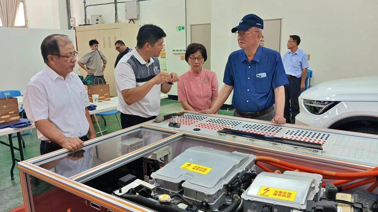 錢橙山(右)希望車子在年輕工程師的手中,能釐清更多關於電動車安全的未知。取自FB@錢橙山