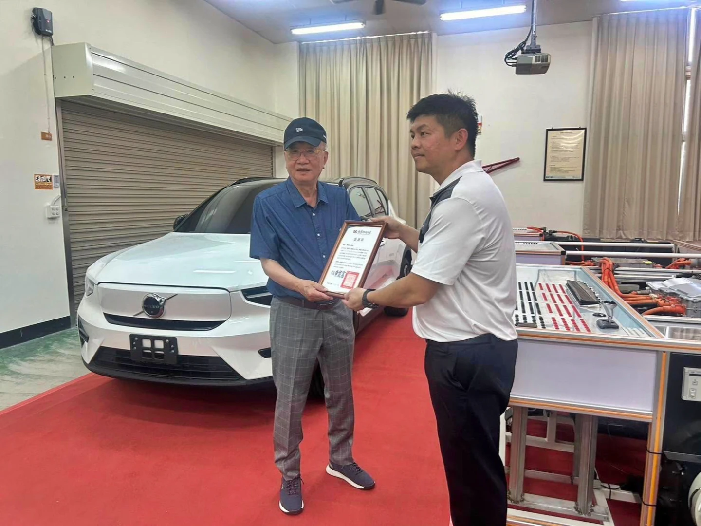 錢橙山6月將車捐給南台科大學術研究。取自FB@錢橙山