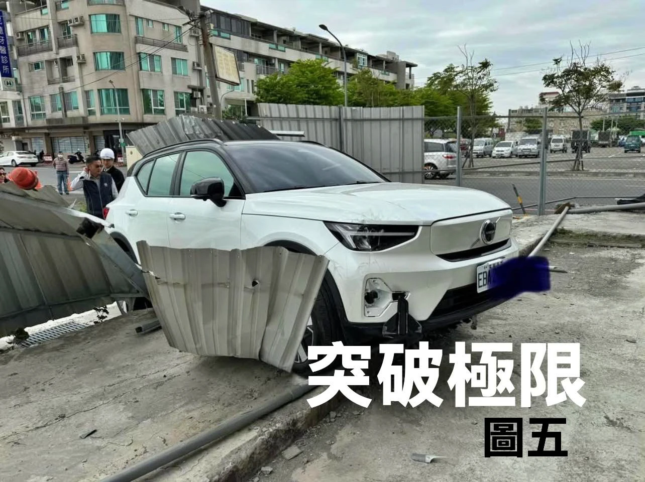 台聯前秘書長錢橙山懷疑電動車暴衝闖禍。取自錢橙山臉書