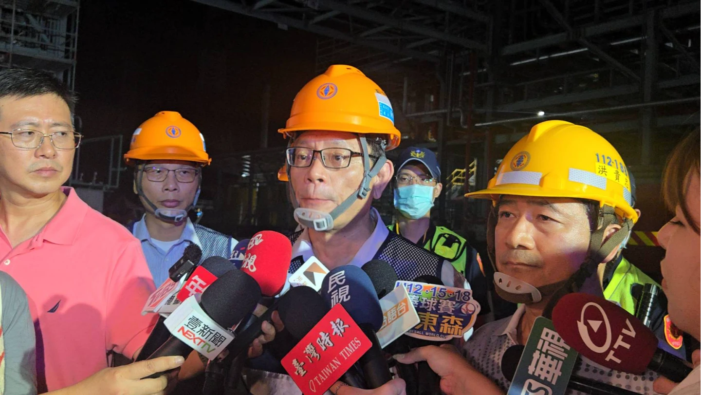 台電南部施工處長黃啟祥(右二)和興達電廠廠長洪貴忠(右)。王勇超攝