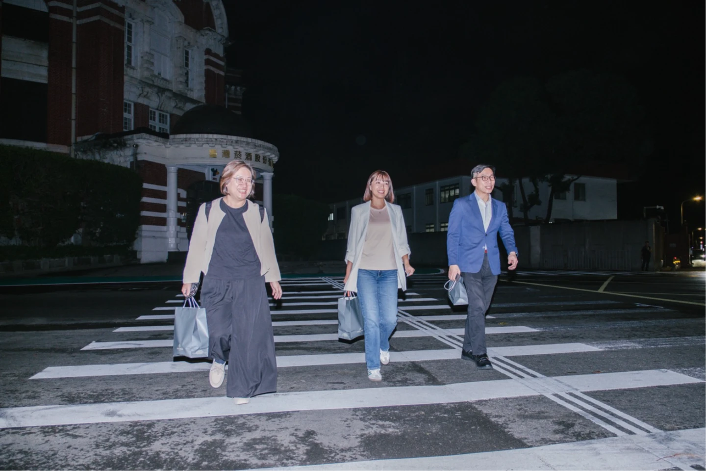 (左起)綠委陳培瑜、張雅琳、鍾佳濱結束飯局,一起步出總統官邸。施智齡攝