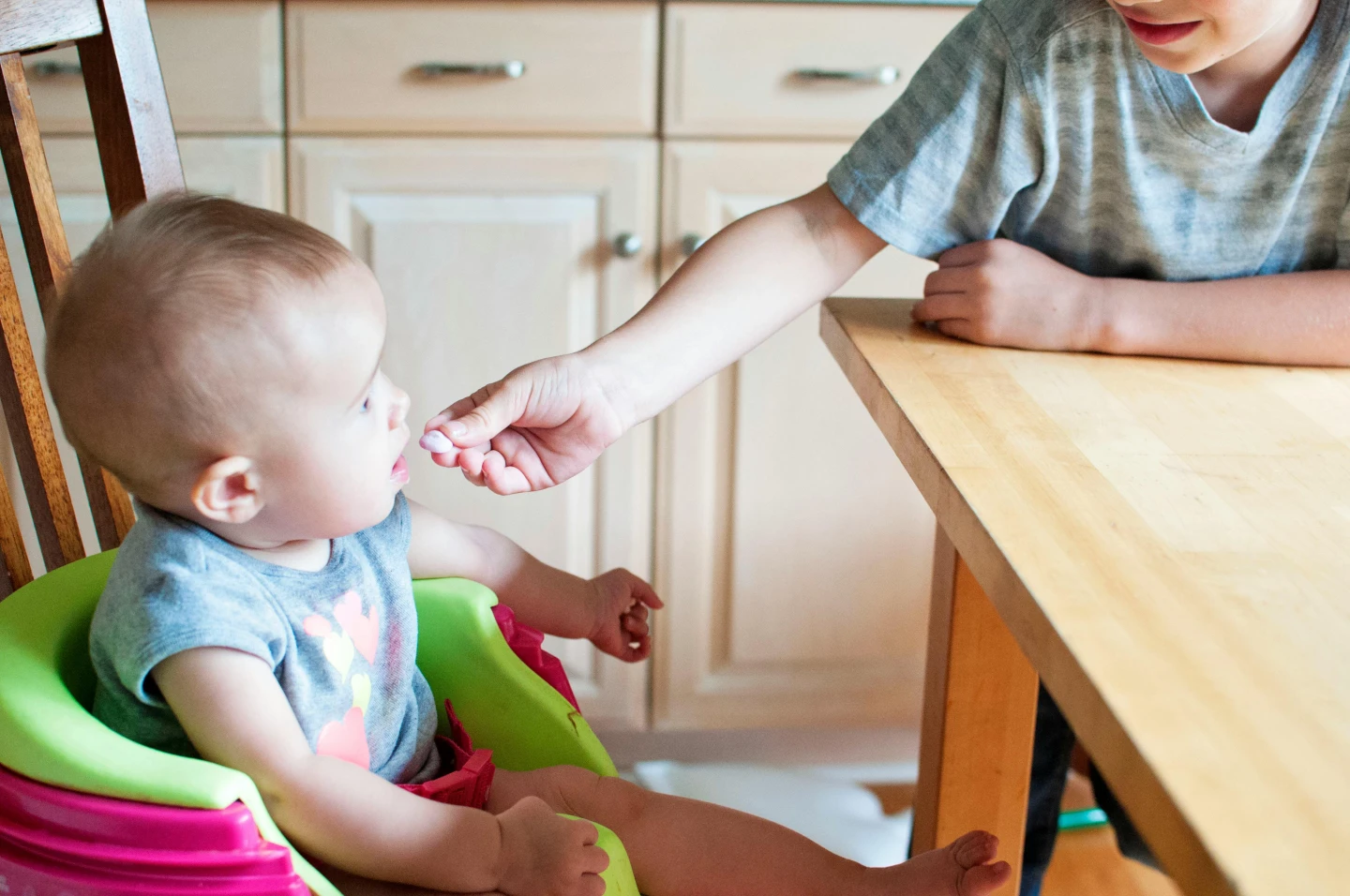 6歲前最易發生誤食,尤其口腔期階段的小寶寶會藉由刺激嘴巴、口腔和舌頭來得到本能的滿足。取自pexels