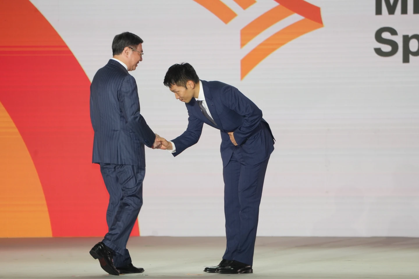 卓榮泰頒布任命令給李洋,李深深鞠躬。李柏毅攝