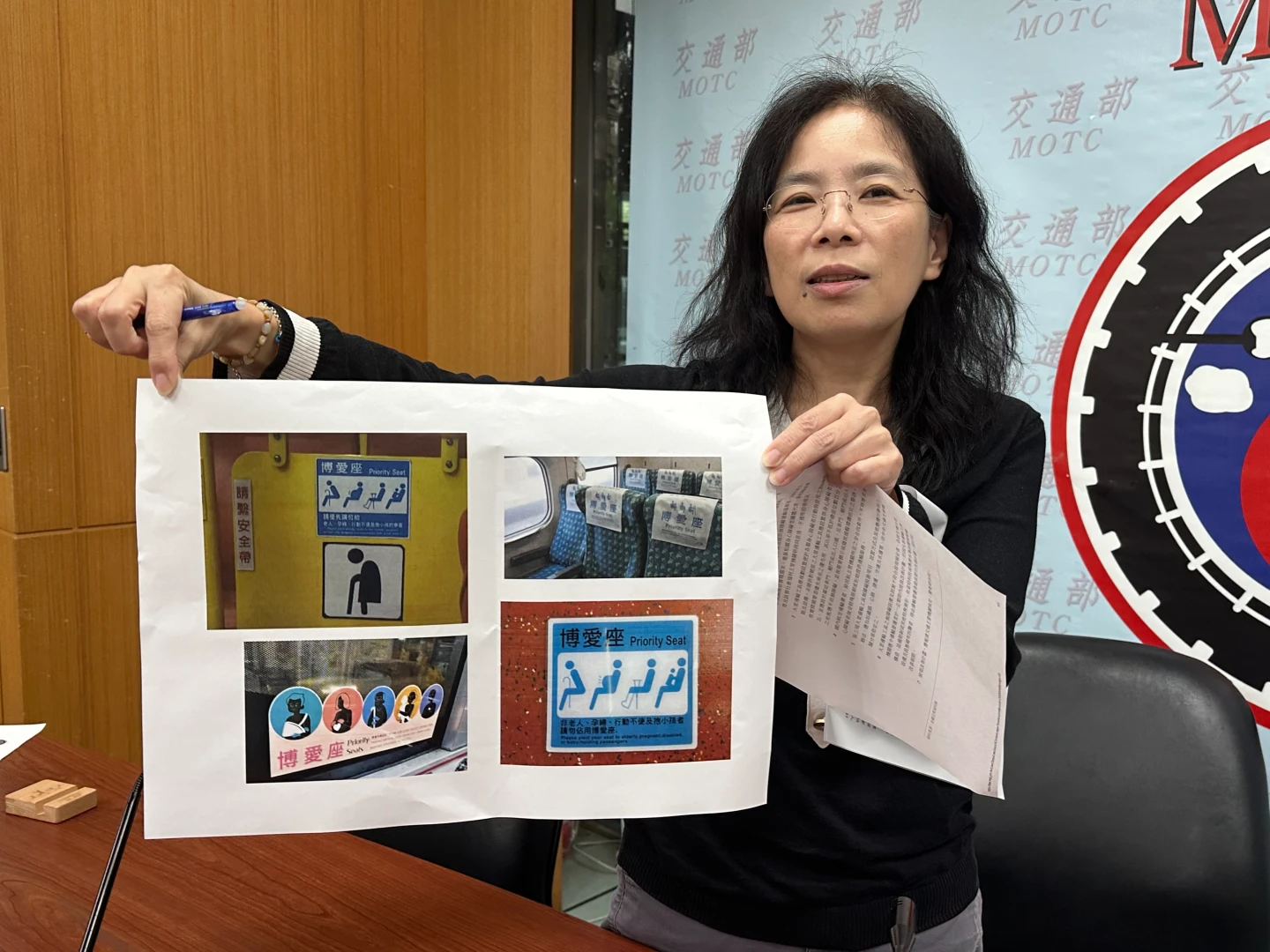過去博愛座未訂定統一圖示,各自張貼非常混亂。陳怡文攝