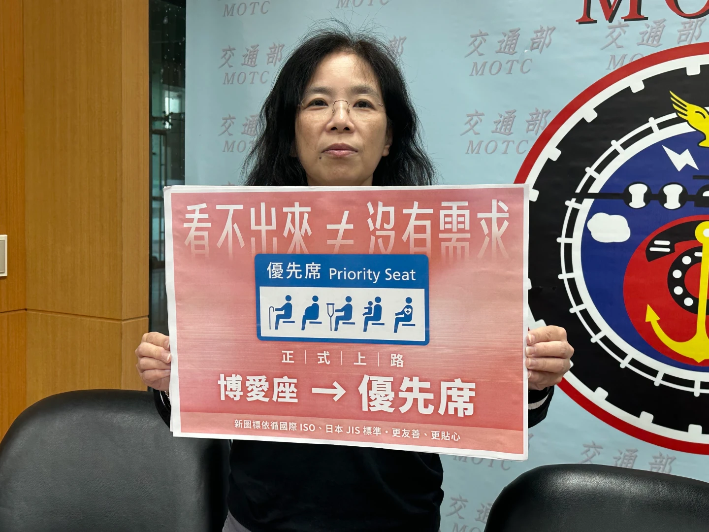 交通部公共運輸監理司司長胡迪琦手拿優先席統一圖示。陳怡文攝