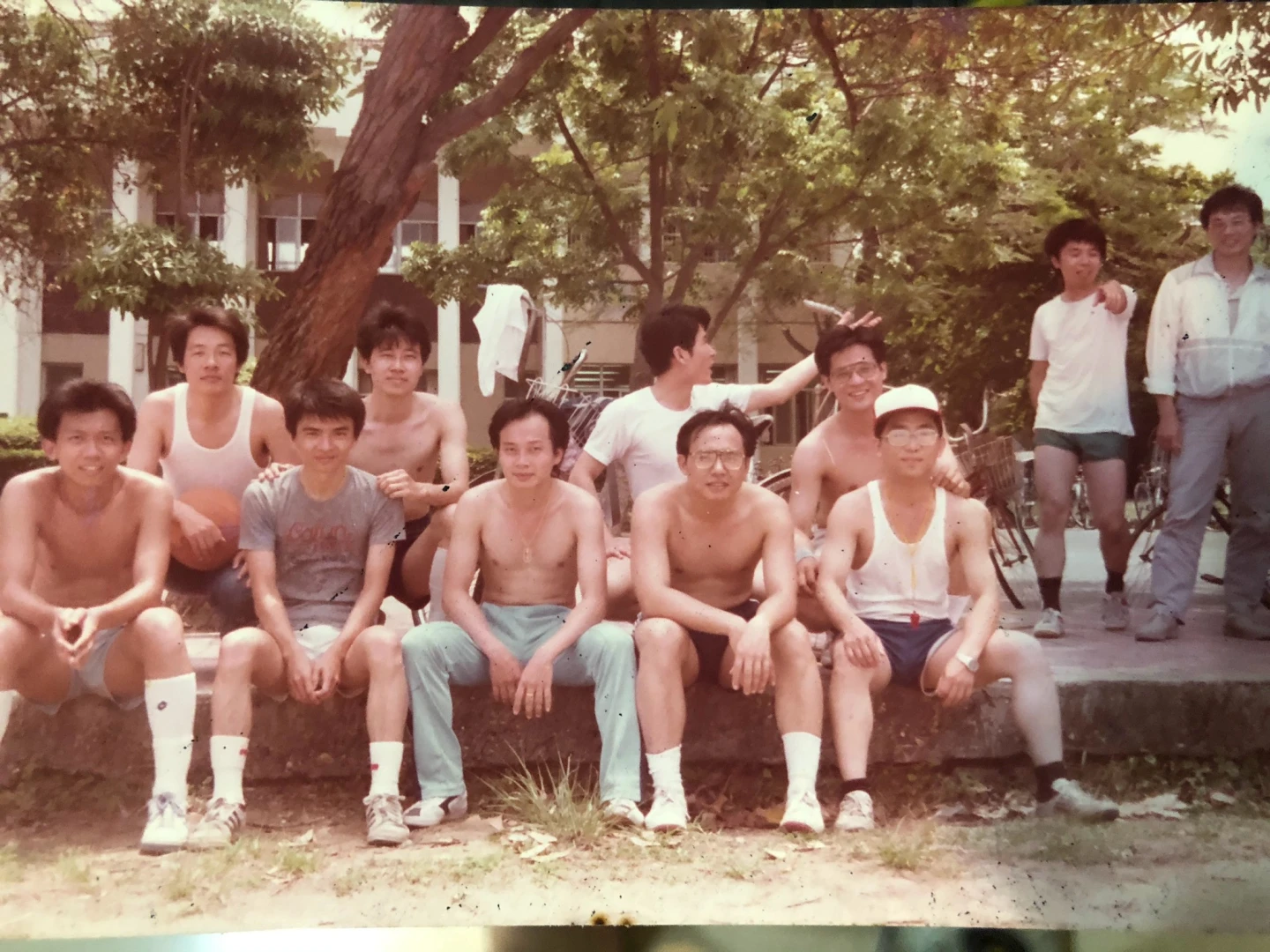 賴清德(後排左1)在高中、大學曾是籃球隊前鋒。資料照片