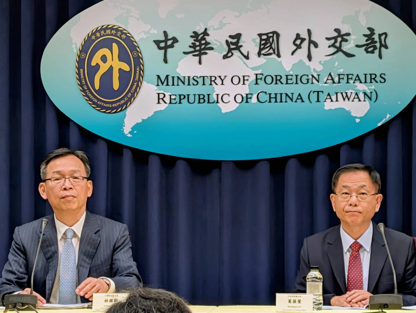 外交部次長葛葆萱(右)、交通部次長林國顯(左)今共同召開記者會。施智齡攝